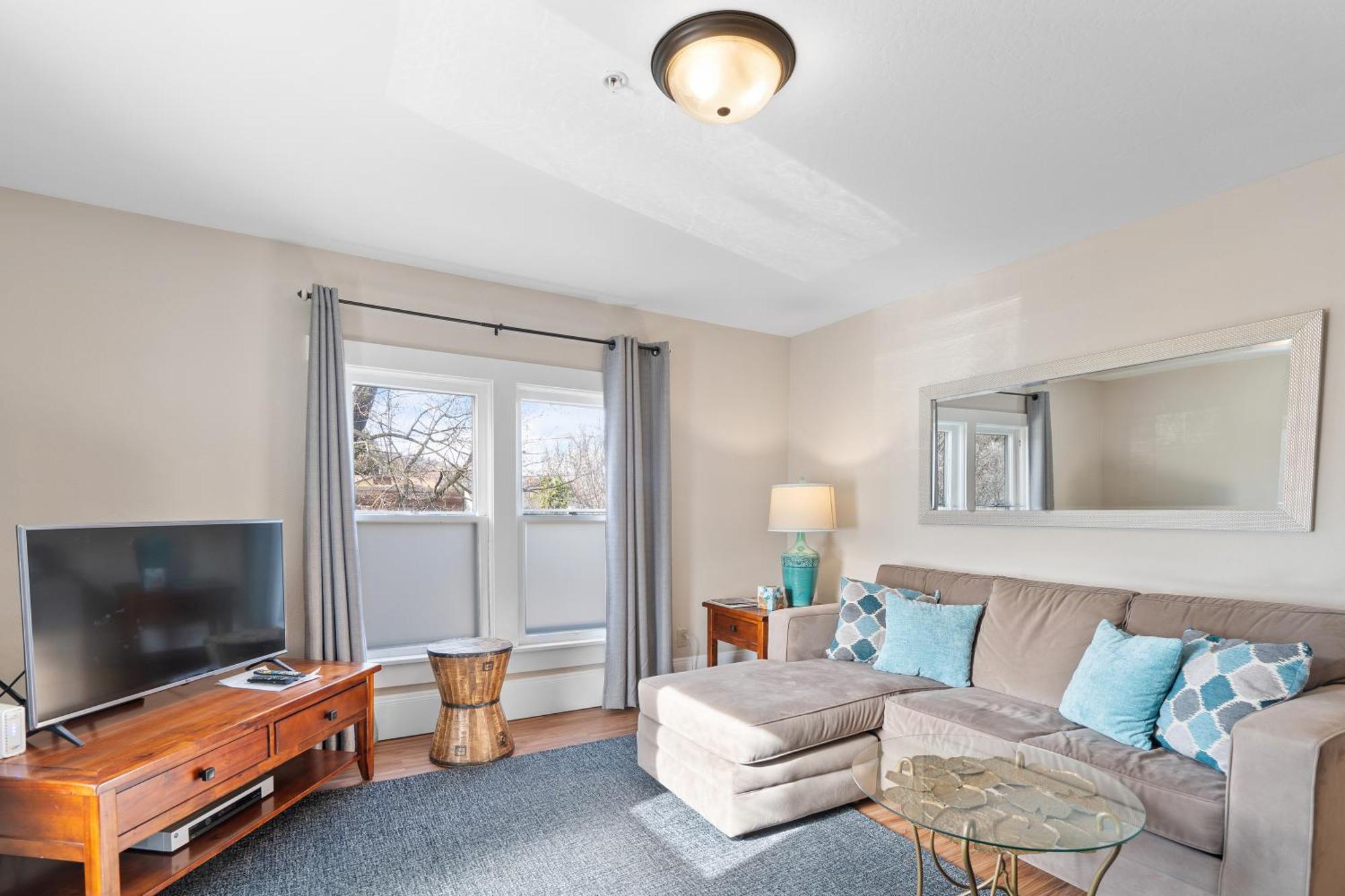 Pioneer Vacation Rentals - Pioneer North Suite Downtown 阿什兰 外观 照片